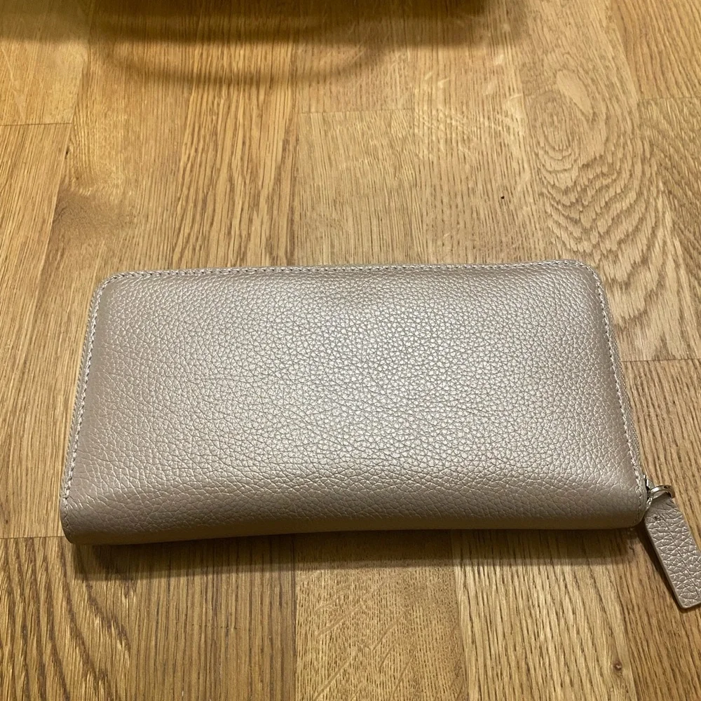 ROOTS LEATHER Cloud Zip Around Clutch USED ONCE ONLY - Picture 3 of 10
